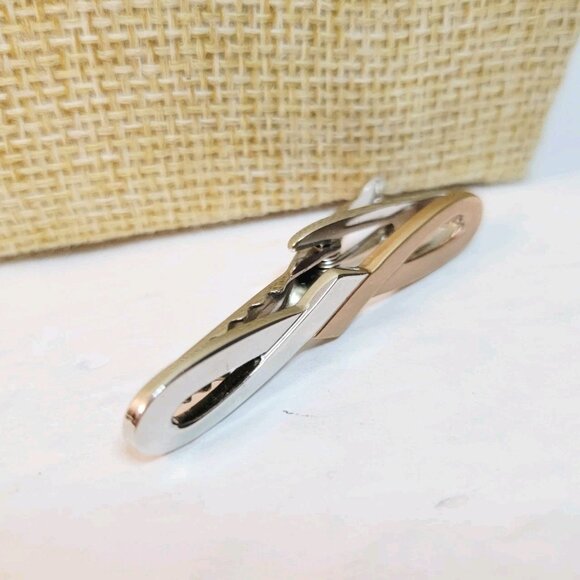 Vtg Hickock USA Two Toned Silver Gold Infinity Ribbon Tie Clip - Picture 2 of 3